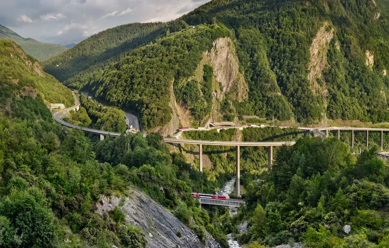 Bahnstrecke des Mont-Blanc Express durch das Arve Tal bei Chedde in Frankreich.