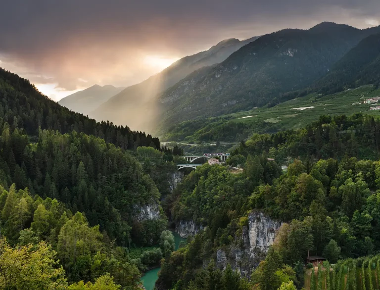 Bahnstrecke der Nonstalbahn (Ferrovia Trento–Male–Mezzana) durch das Nonstal (Val di Non) über die Eisenbahnbruecke Mostizzolo und den Fluss Noce bei Cis.