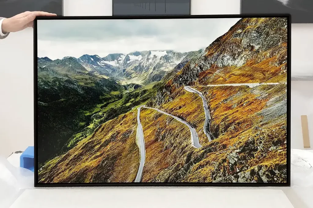 Timmelsjoch, Schattenfugenrahmen braun.